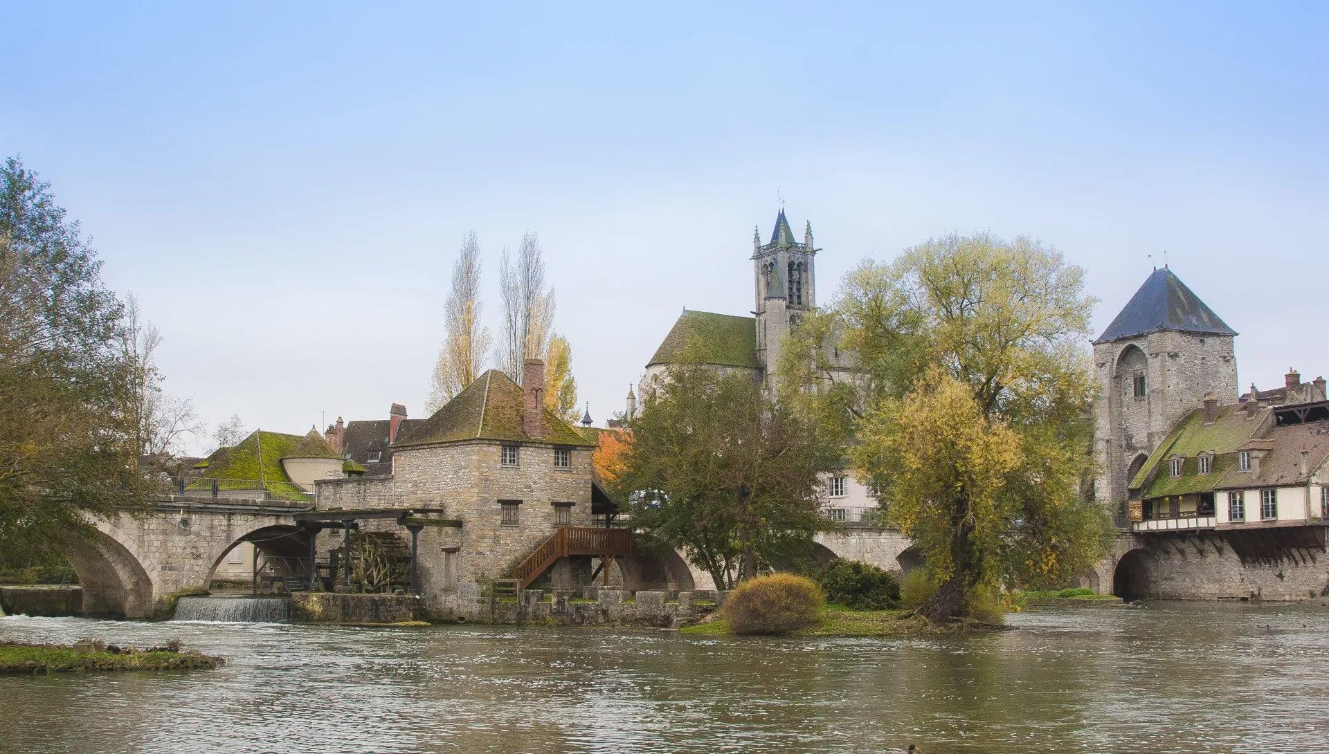 Moret-sur-Loing medieval stone bridge and river, a day trip from Moulin à Rêves