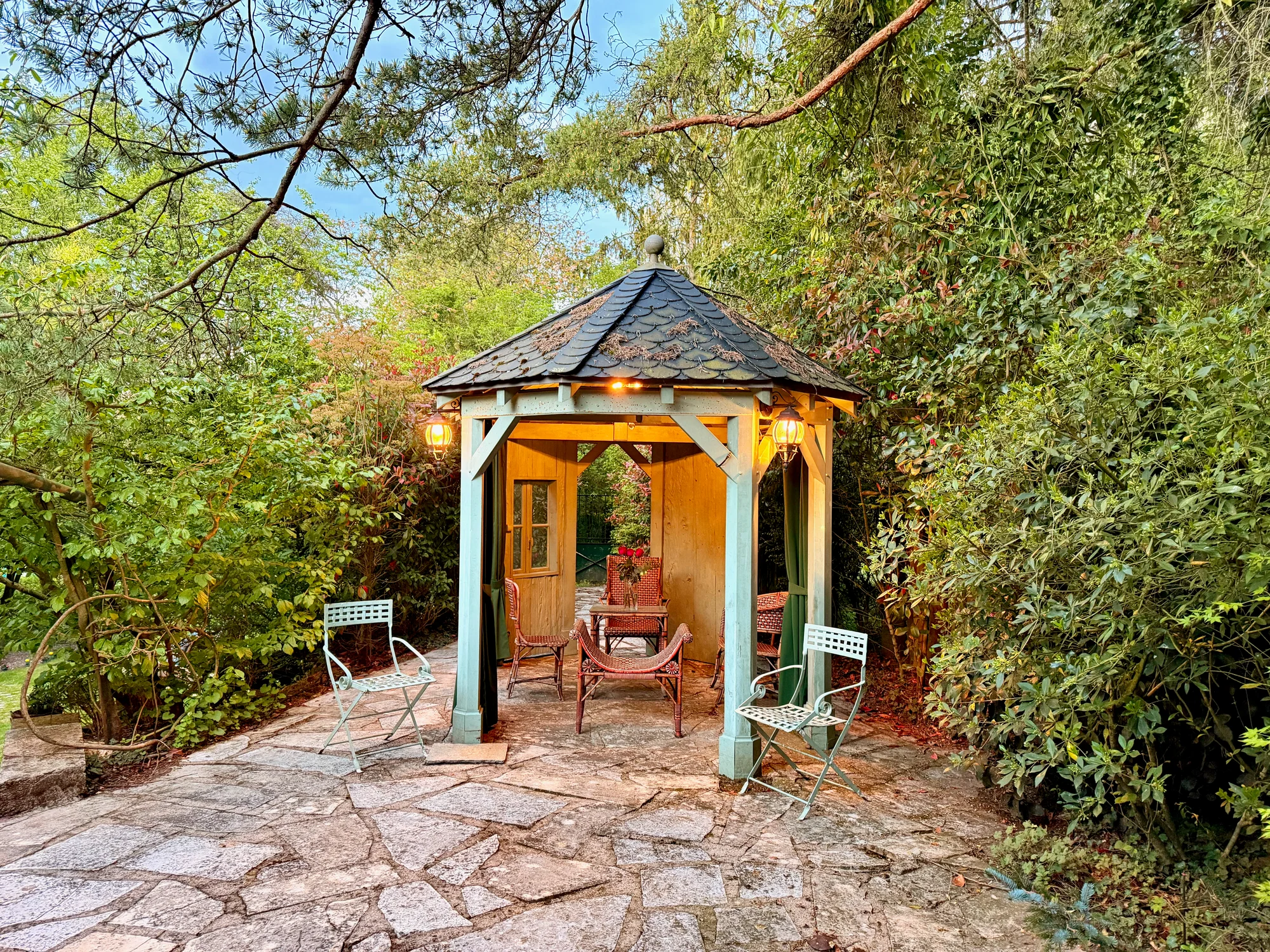 Covered gazebo with dining table at The Hollywood Hideaway