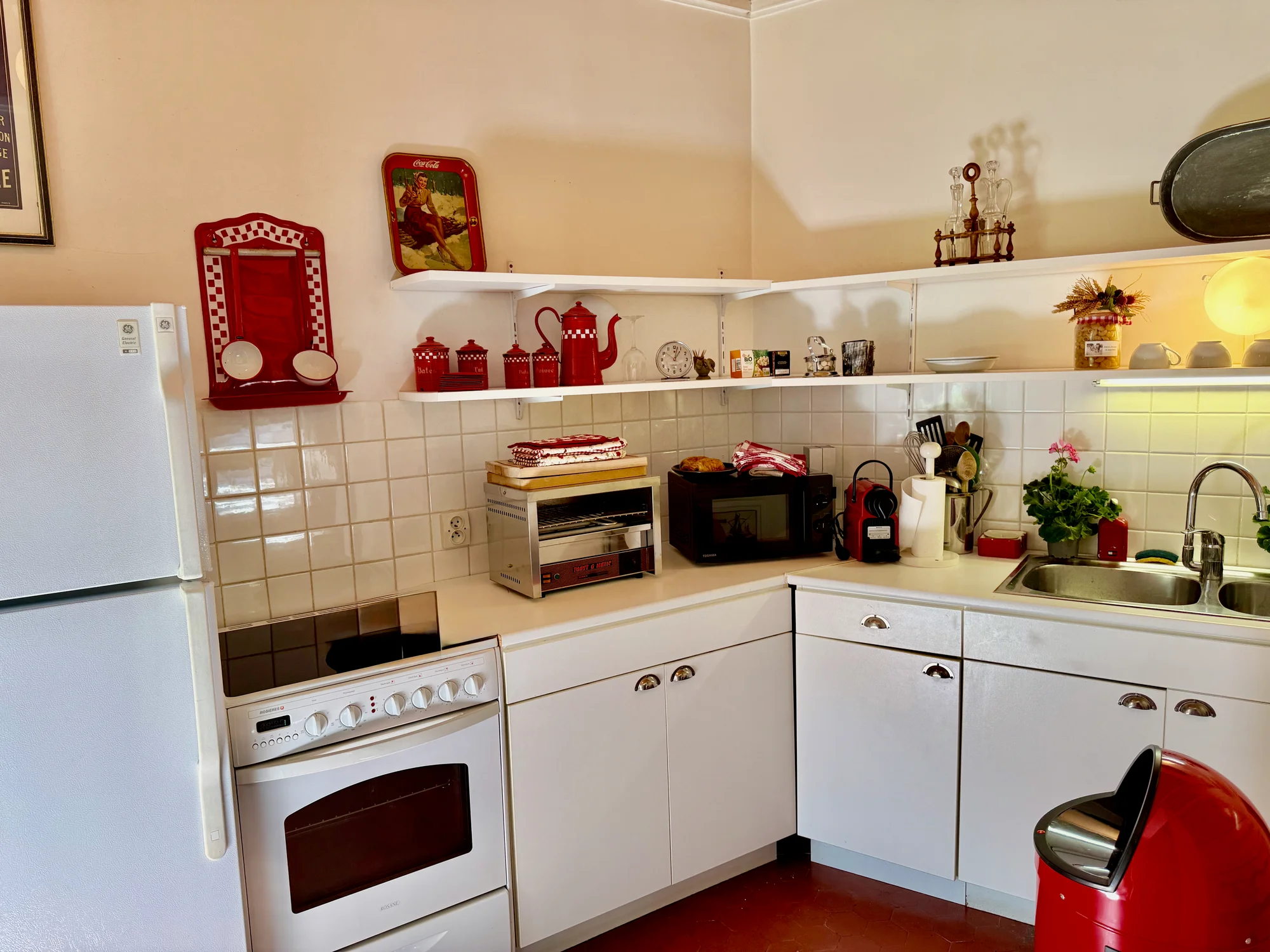 Bright white kitchen with red accents at The Hollywood Hideaway