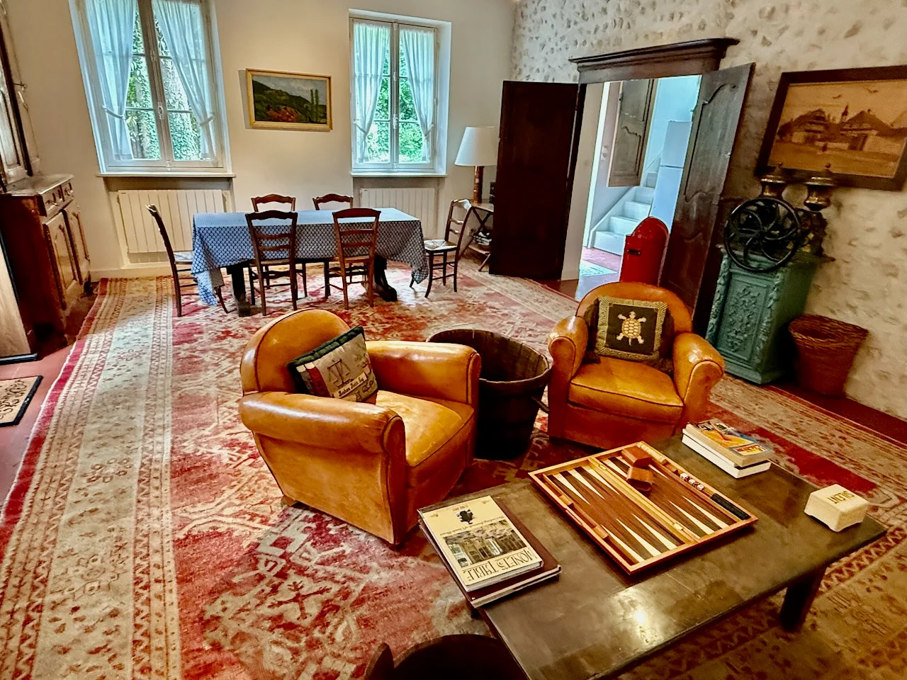 Living room at the Hollywood Hideaway with red velvet sofa