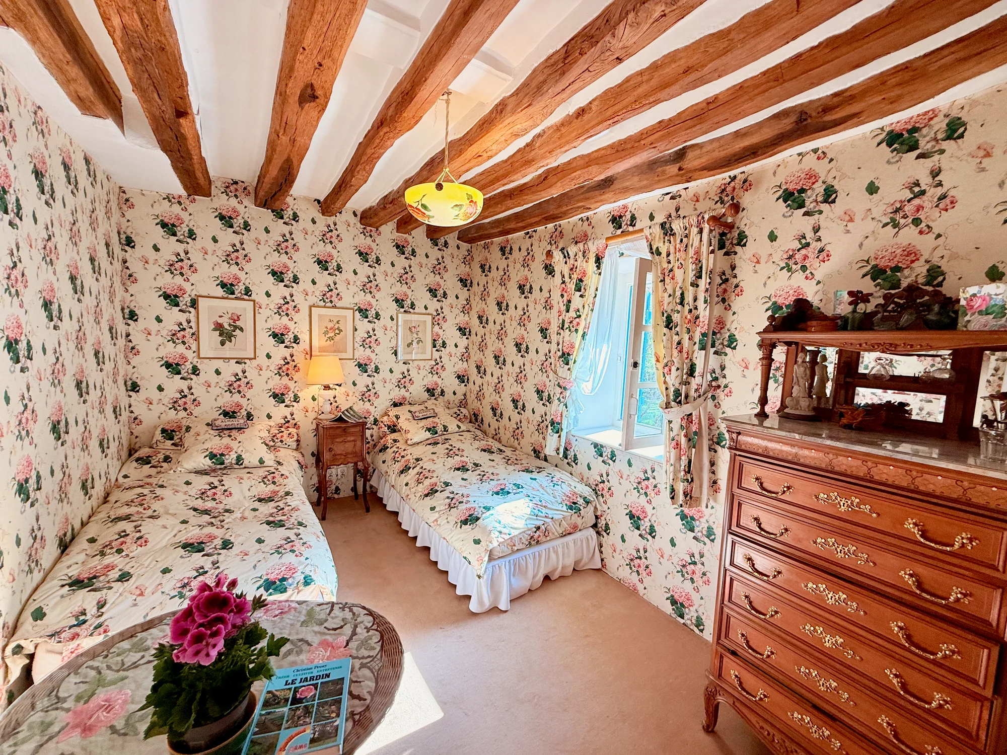 Les Roses — the Rose Room with twin beds and rose-print wallpaper