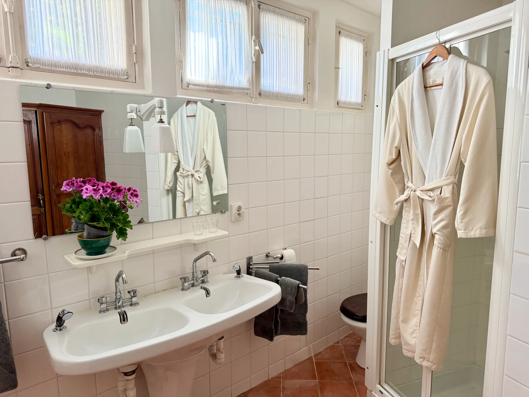 Bright tile bathroom at Moulin à Rêves