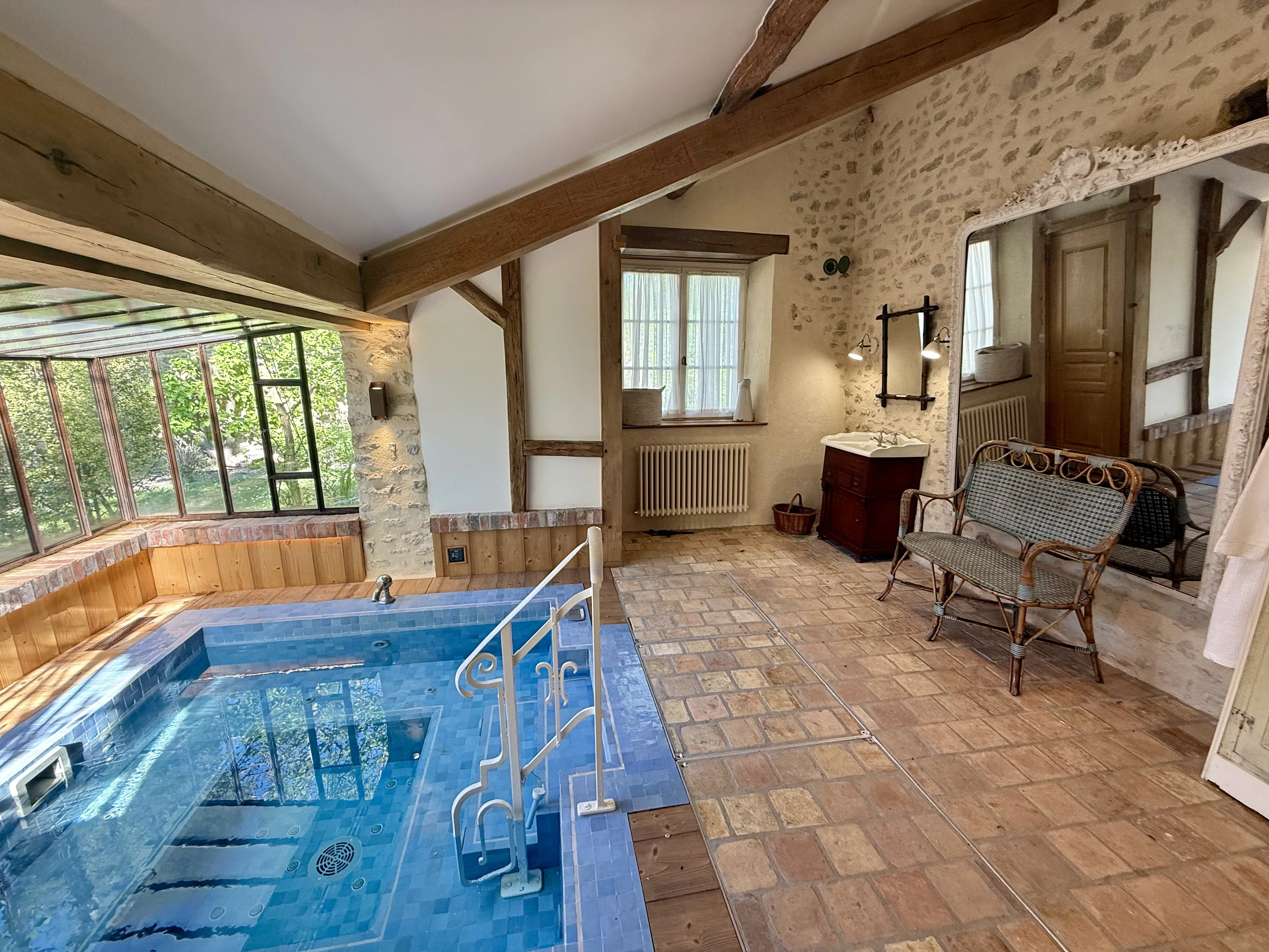The jacuzzi in the solarium at Moulin à Rêves